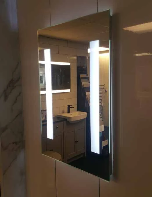 Thornton Illuminated Bathroom Mirror - 600X400 LED Vanity Mirror with Battery Power - Croydex 5 Thornton Illuminated Bathroom Mirror - 600X400 LED Vanity Mirror with Battery Power - Croydex - Image 3